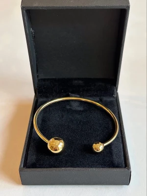 Boll armband  - Armbandet  är aldrig använd och 100 % rost- och nickelfri. Den är justerbar och passar därför alla! Hör gärna av dig om du har några frågor ☺️