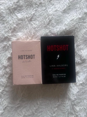 Hotshot parfymer linn ahlborg - Två parfymer från Linn Ahlborg. båda är Eau de Parfum 50 ml. Se mängd, knappt använda, försvarats svalt och mörkt, båda var limited edition och fanns bara i begränsad upplaga.