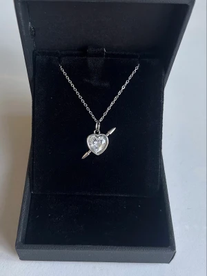 Maria Nilsdotter ”Rebel Love” necklace inspired! - Inspirerat Halsband av Maria Nilsdotter. Halsbandet är 100% rost och nickelfrit och kedjan är 40cm men går att förlänga med ytterligare 5cm. Vid mer frågor är det bara att höra av sig ☺️ 