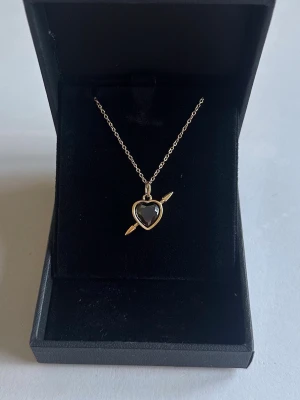 Maria Nilsdotter ”Rebel Love” necklace inspired! - Inspirerat Halsband av Maria Nilsdotter. Halsbandet är 100% rost och nickelfrit och kedjan är 40cm men går att förlänga med ytterligare 5cm. Vid mer frågor är det bara att höra av sig ☺️ 