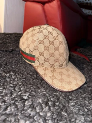 Beige keps från Gucci med GG-mönster - Priset är spikat😁