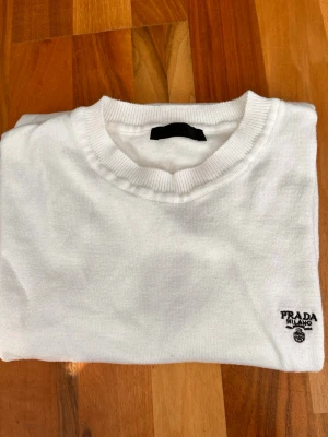 Prada bomull t-shirt - Bomull t-shirt i storlek S, kom gärna med bud