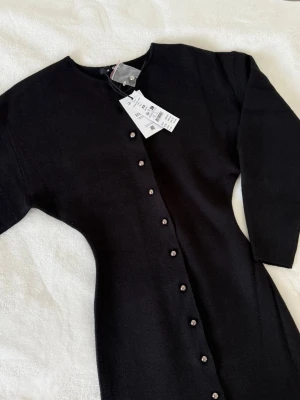 GINATRICOT MIDI DRESS - Helt ny stickad midiklänning från Gina Tricot, slutsåld modell. Storlek XS. Nypris 699kr