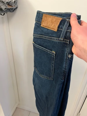 Mörkblå raka jeans från Arket - Ett par riktigt snygga mörkblå raka jeans från Jack & Jones.
