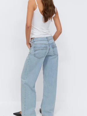 Ljusblå raka jeans från Gina Tricot - Säljer ett par ljusblå jeans från Gina Tricot med rak passform och låg midja💕. Jensen är bara använda fåtal gånger. Perfekta för en avslappnad och trendig stil💕