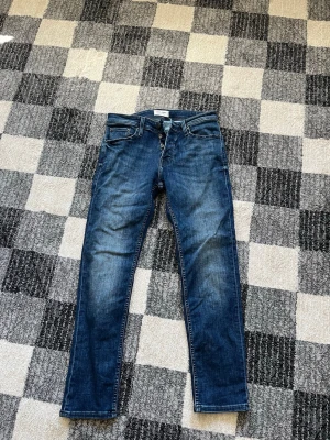 Blå slim fit jeans från Jack & Jones - Snygga blå slim fit jeans från Jack & Jones, modell Glenn.