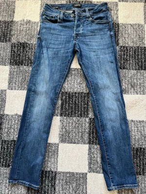 Blå slim fit jeans från Jack & Jones - Säljer ett par blå slim fit jeans från Jack & Jones, modell Glenn.