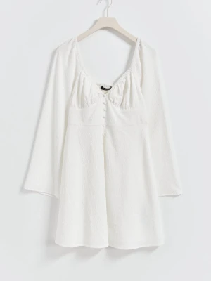 Vit klänning med knappar  - Säljer en vit kortklänning med v-ringad hals och långa ärmar. Klänningen har knappar framtill. Aldrig använd! Passar perfekt till student eller skolavslutning. 🌸