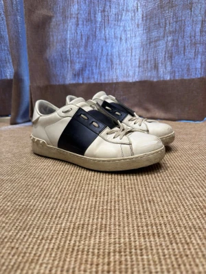 Valentino opens - Snygga Valentino opens is storlek 40. Jag säljer mina Valentino opens för att de är för små. Skorna är använda bara några gånger och känns som nya. 