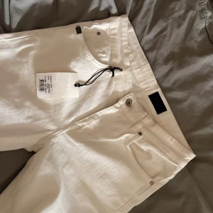 Vita jeans från Tiger of Sweden - Snygga vita jeans från Tiger of Sweden. Storlek W30 L32 hade sagt 175-165