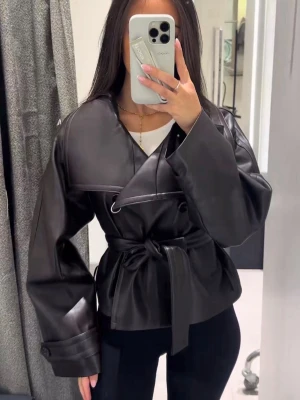 SÖKER!!!! - söker denna jackan från mango i xs