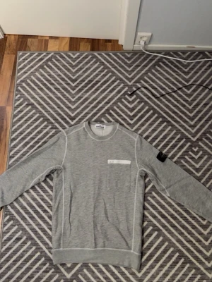 Stone Island sweatshirt  - En äkta grå stone Island sweatshirt som är perfekt nu till våren.