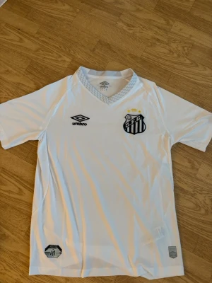 Fotbolls tröja  - Det är en fotbolls tröja med laget Santos på, jag har använt den en gång. Den är i mycket bra skick och ser helt ny ut. Priset är inte hugget i sten