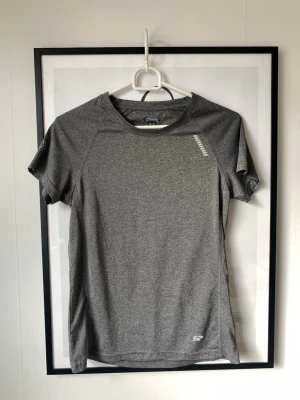Tränings T-shirt - Karhu - Grå tränings t-shirt från Karhu, köpt på Stadium. Storlek XS/34. I mycket fint skick! 🌸