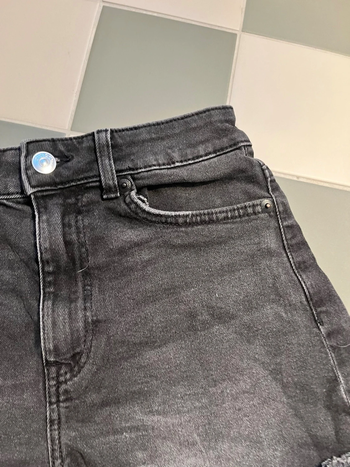 Svarta högmidjade jeansshorts - 2
