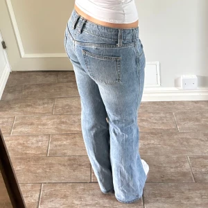 Brandy Melville lowrise jeans - Skitsnygga lowrise ljusblå jeans från Brandy Melville, knappt använda