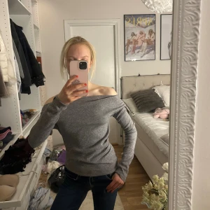 Off shoulder tröja - Snygg off shoulder ish tröja från Zara med cool passform och så bekväm