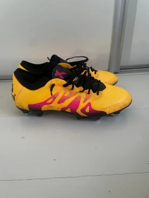 Adidas X - Säljer mina skor som är SG-dubbar på och de är som nya bara att jag på första träningen tappa en dubb och om de är så att du är sugen på de så går priset att diskutera eftersom de saknas en dubb☺️