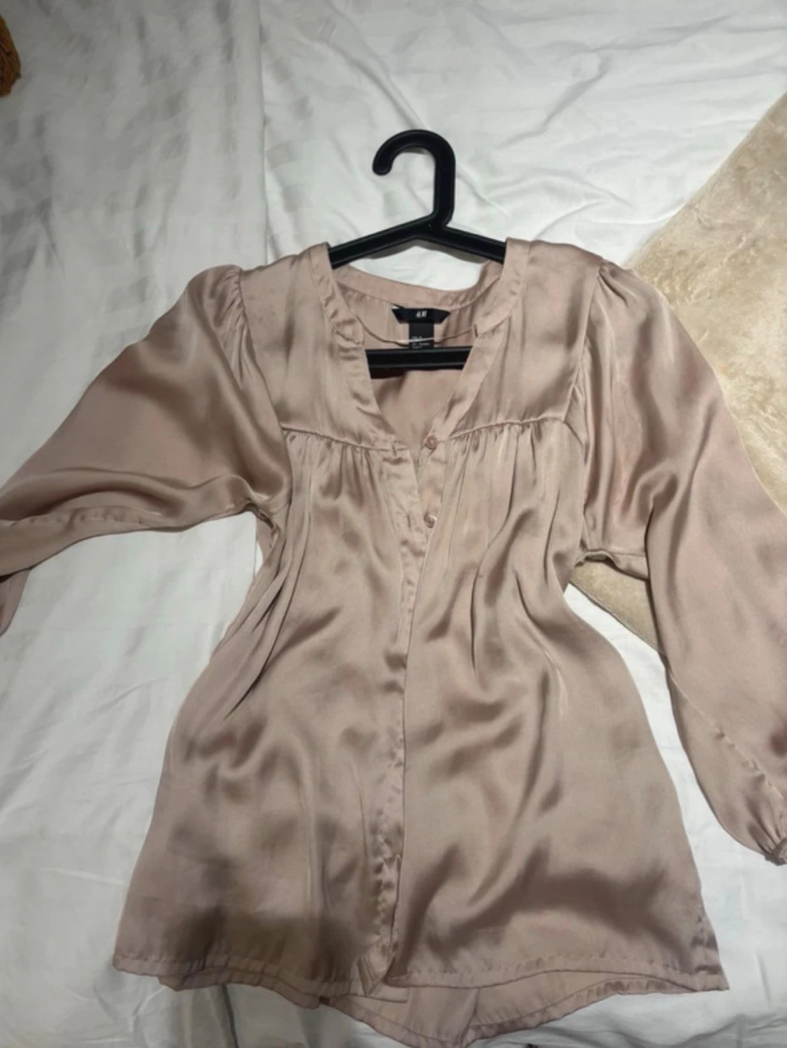 Glansig beige blus från H&M