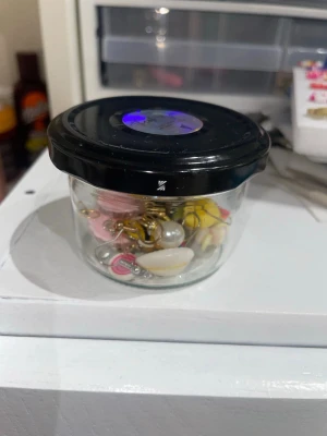 Mystery jewelry jar  - En mystery jewelry jar fylld med fina sommar smycken. många smycken mest örhängen 