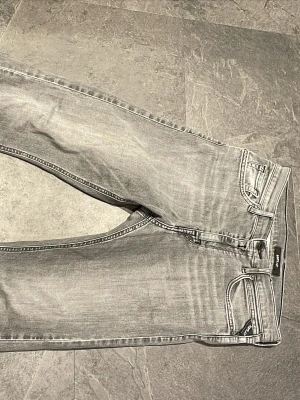 Mörk gråa replay jeans storlek storlek 28 30 - Snygga gråa jeans från replay knappt använda som sitter perfekt och passar till allt 