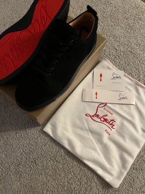 Christian Louboutins Svarta  - Helt nya & Oanvända ✔️, Storlek: 44 ✔️, Kommer med box & dustbag 📦, Skickas inom 1 dag 🚀, kontakta gärna för mer info ☺️