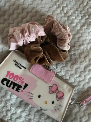 Plånbok. - 3 st scrunchies plus en söt plånbok! 🌸