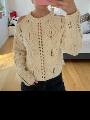 Krämvit stickad tröja med öppna axlar  - En superfin krämvit stickad tröja som är öppna i axlarna från Zara, använd fåtal gånger 