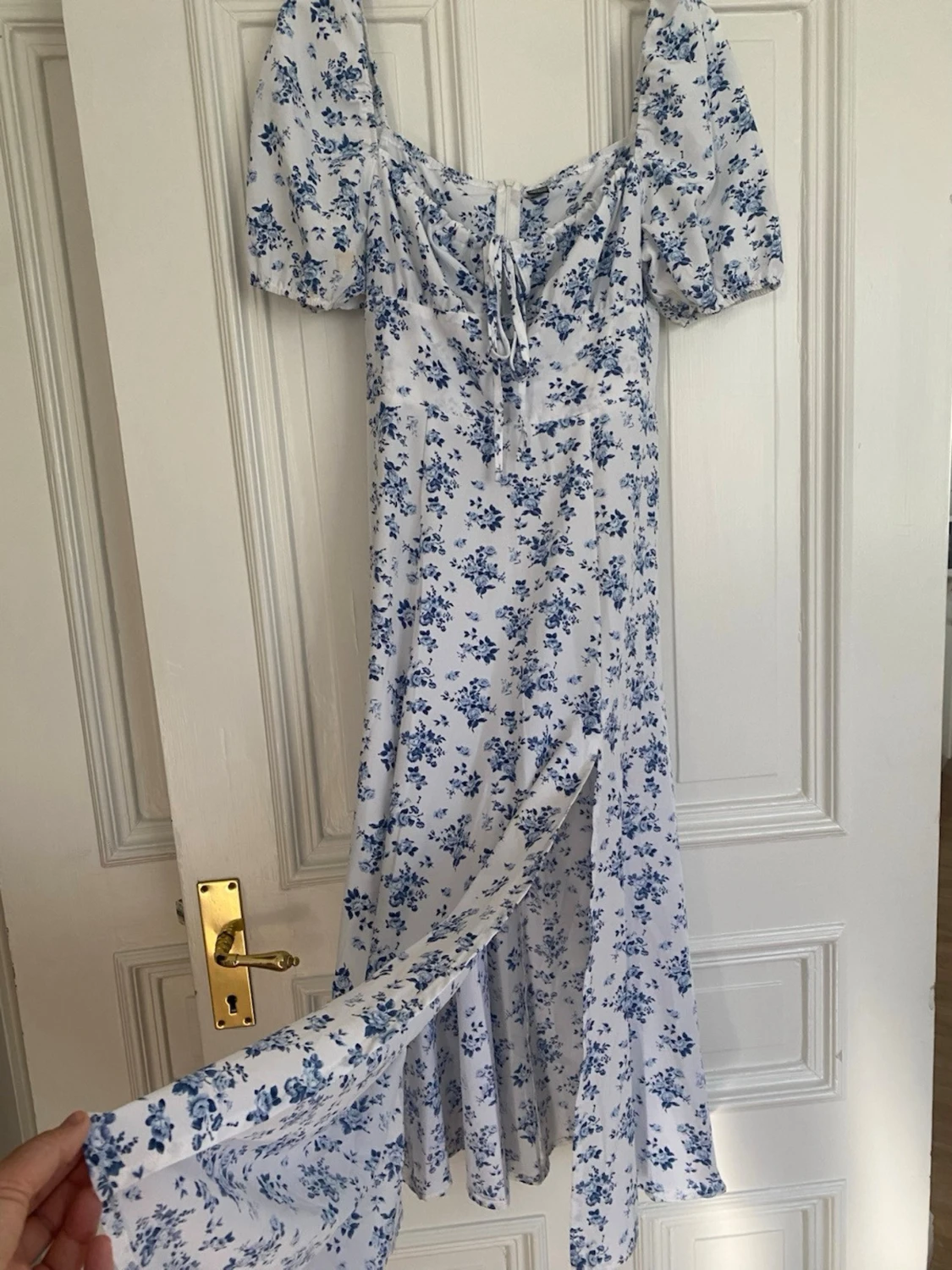Vit blommig långklänning med puffärm - 1