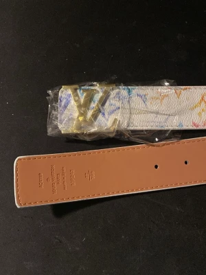 Helt nytt bälte - Snyggt och fräscht bälte. Helt nytt oanvänt. Priset är inte hugget i sten och är också öppen för byten. 