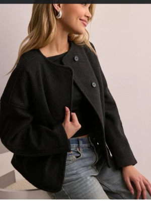 Svart oversized cardiganjacka - Stilren svart cardiganjacka med oversized passform och stora knappar framtill. Superfin till vår och höst💗nyskick