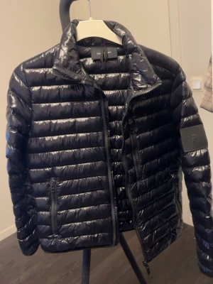 Svart dunjacka från Peak Performance | Ward Liner , Helt oanvänd - Säljer en svart dunjacka från Peak Performance. Ward Liner, Helt oanvänd, nypris runt 2500kr 