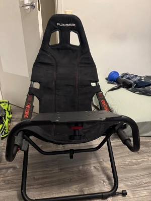 Playseat Challenge racingstol - Säljer en Playseat Challenge racingstol jätte skön som ger en bättre upplevelse av en bil vid gaming. Perfekt för simracing och gaming. Stolen är lätt att fälla ihop och förvara i små ytor.