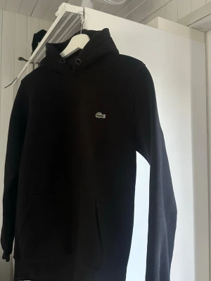 Lacoste hoodie - Väldigt bra skick då den knappt har används. 