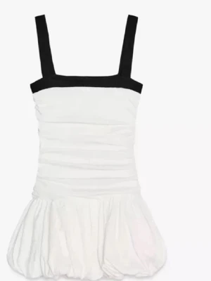 Vit kortklänning med svarta band - Supersöt vit kortklänning med puffig kjol och breda svarta axelband. Klänningen har en rak urringning och är figurnära upptill med rynkade detaljer. Perfekt för sommarens alla tillfällen!