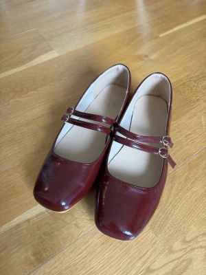 Vinröda Mary Jane ballerinaskor - Snygga vinröda ballerinaskor med dubbla remmar. Okänt märke, köpta på vinted💞