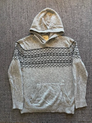 Hollister hoodie ~ 2000’s modell - Säljer en eftertraktad Hollister tröja i väldigt bra skick | storlek M (true size) och passar perfekt nu till våren. Kan även gå ner lite i pris vid snabb affär Obs vid frågor tveka inte 😊