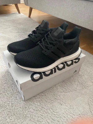 Adidas ultraboost  - Helt nya Adidas ultraboost skor 1.0, säljer för att de inte passar mig. Storlek 43