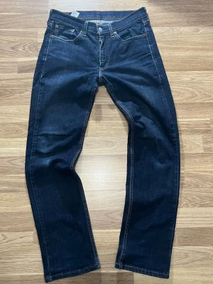 Levis jeans 30-30 - Mått: Benöppning 18,5cm, Midjemått 80cm, Innerbenslängd 74cm.