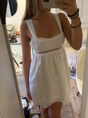 Vit kort sommarklänning med broderi - Jättegullig vit klänning med broderi. Jättefin till studenten, aldrig använd från White Fox Boutique. Storlek 34/XS