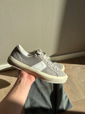 Tom Ford skor  - Säljer dessa Tom Ford skorna. Storlek 44, endast används vid något enstaka tillfälle därför nyskick. Dustbag ingår, hör av er vid eventuella funderingar!