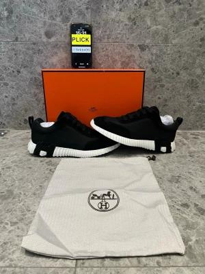 H Skor - Tja! Säljer nu mina super snygga märkes sneakers. Mycket fina och populära sneakers som passar de flesta outfits. Alla tillbehör medföljer vid köp. Skriv privat vid minsta lilla fundering!