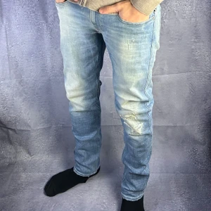 Helt nya Replay anbass jeans med slitningar - Helt nya replay anbass jeans med slitningar | storleken är 32/32 och modellen på bilden är 186 cm 73kg|