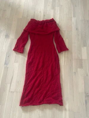Röd off shoulder klänning - Säljer denna röda off shoulder klänning i storlek Xs men den är super duper stretchiga så passar mig som egentligen har M. Den är ifrån Shein