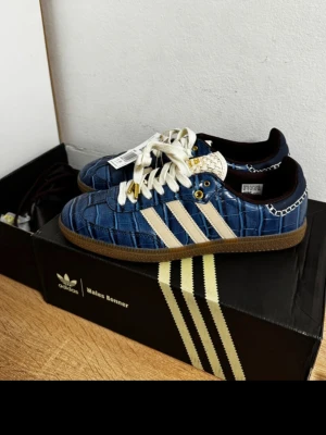 Adidas Wales bonner - Ett par adidas Wales Bonner (navy croc) Säljer pga köpte förstora. Skorna är aldrig använda. Vi köp får du med gympapåse samt box. Frågor? Bara att skriva 🙌