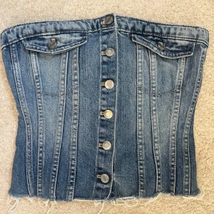 Jeans korsett-topp med knappar - Jeans topp ifrån Zara som endast använd ett fåtal gånger