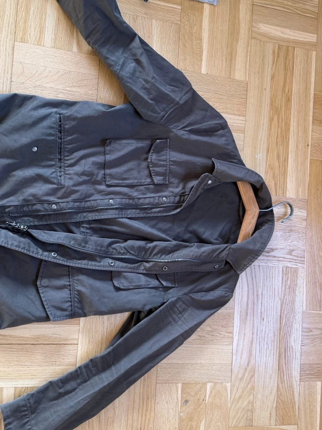 Olivgrön overshirt med fickor - 1