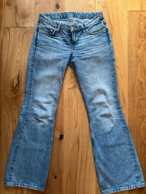 Ljusblå bootcut jeans - Säljer dessa ljusblå urtvättade bootcut jeans från WEEKDAY, då dom blivit för små. Byxorna är från förra sommaren men mycket använda men fortfarande i ett gott skick. Dom må va lite skrynkliga men går att stryka!! Byxorna är GARANTERAT snyggare på då jag levde i dessa för nån månad sen! Sitter som en smäck!