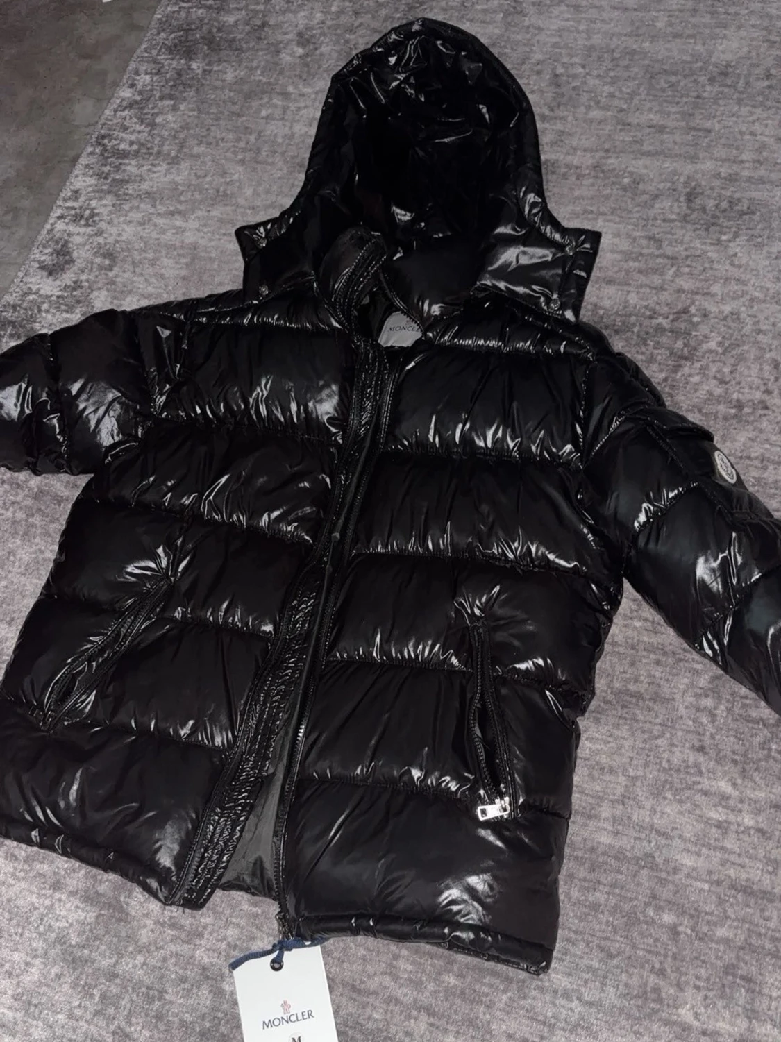 Svart dunjacka med huva från Moncler