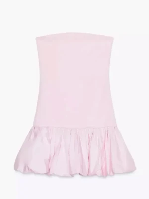 Klänning  - Klänning från Zara som är helt slutsåld! Jätte fin rosa färg. Aldrig använt och kommer i jätte fin skick🤍